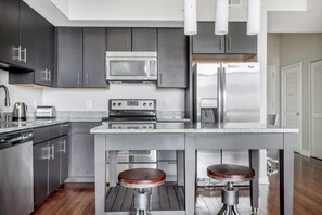 Refrigerador, microondas, horno y parrilla de estufa