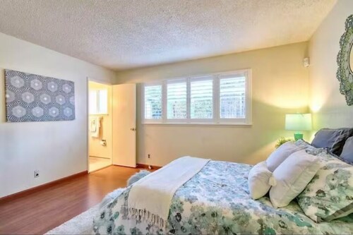 Guest Unit 1 bedroom, 2-rooms, with private entrance and backyard