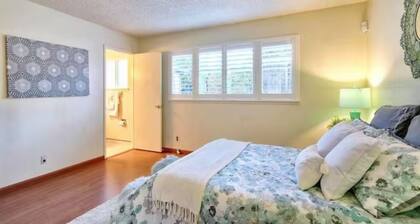 Guest Unit 1 bedroom, 2-rooms, with private entrance and backyard