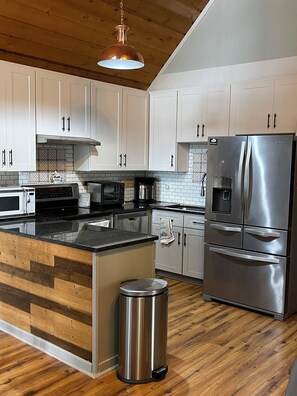 Fridge, microwave, oven, stovetop - Heaven on the Lake (Eatonton)