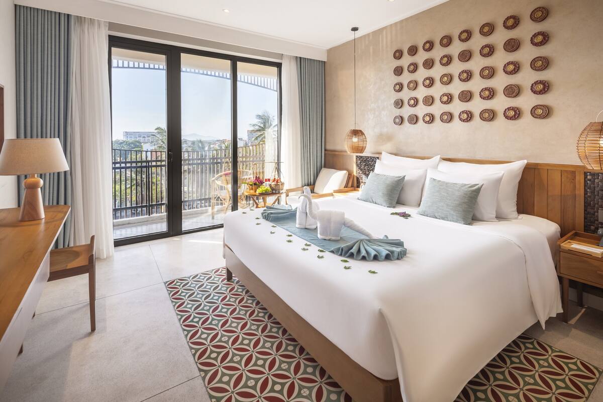Premium Double Room, 1 King Bed, City View
