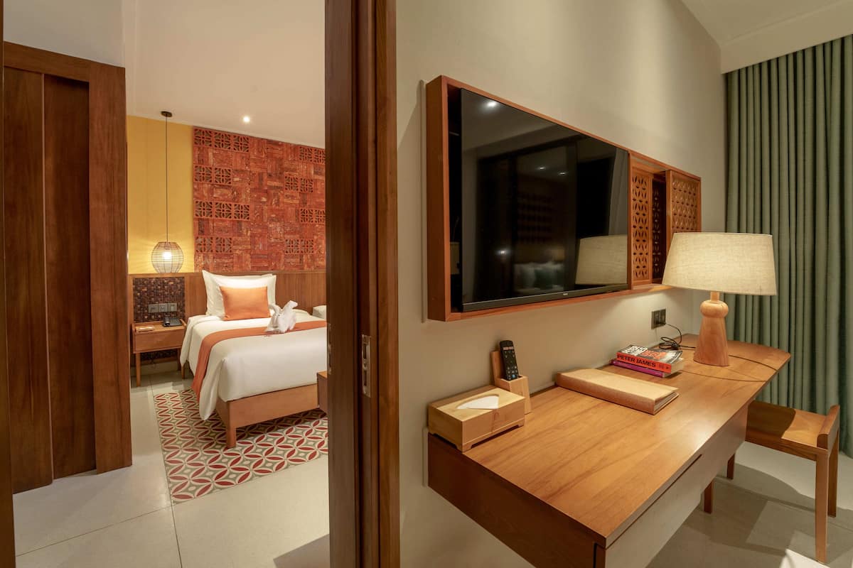 Suite familiare, 2 camere da letto, non fumatori, vista città | 1 camera, una cassaforte in camera, una scrivania, tende oscuranti