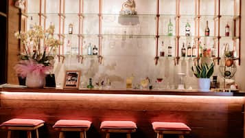 2 bares, bar junto a la piscina