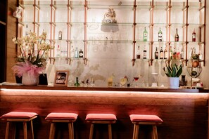 2 bars-salons, bar attenant à la piscine