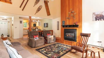 Smart TV, lareira, pebolim, livros