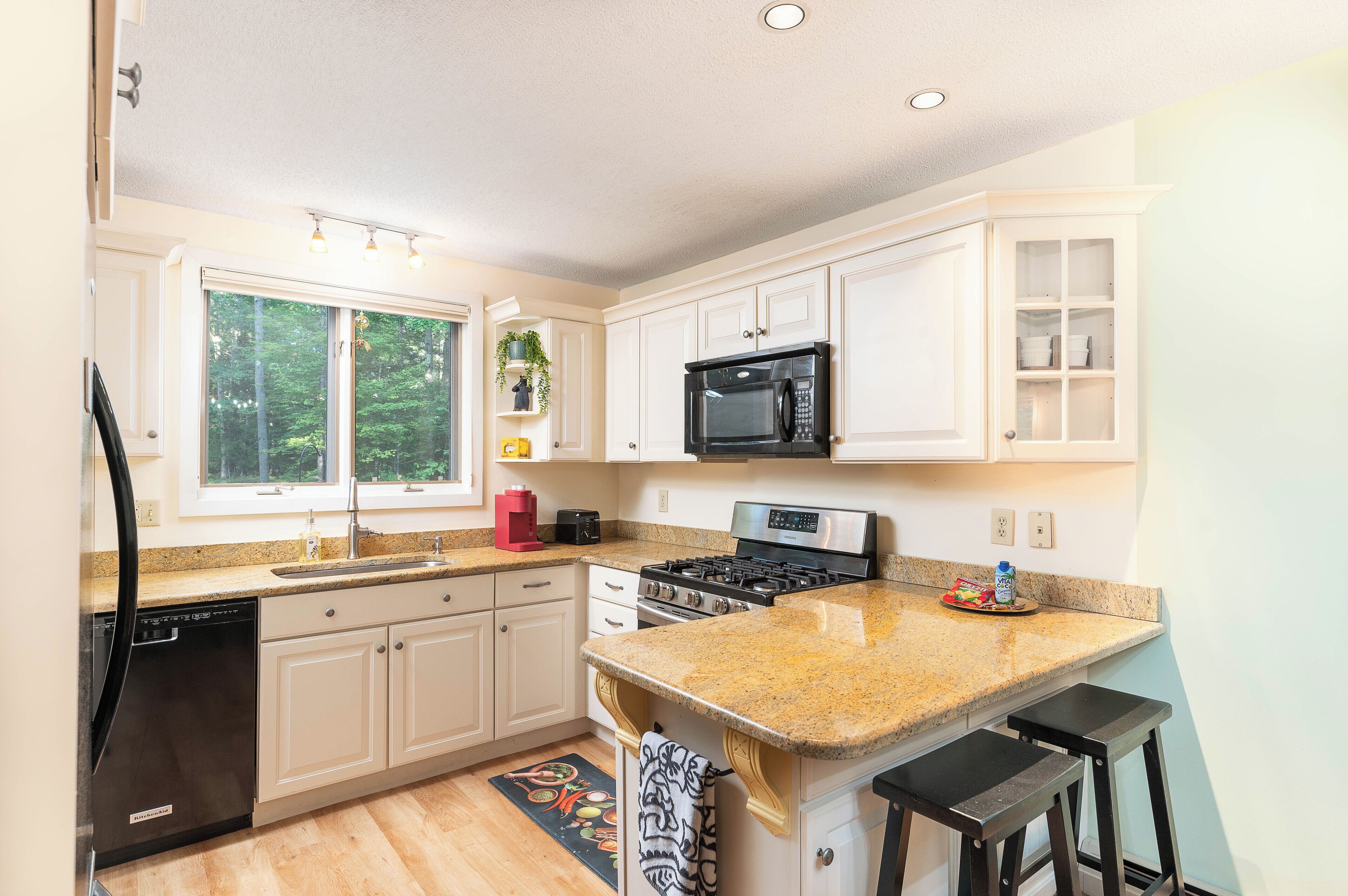 Geladeira, micro-ondas, fogão, cooktop