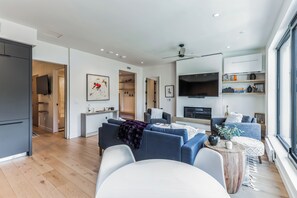 Una Smart TV, una chimenea, videojuegos