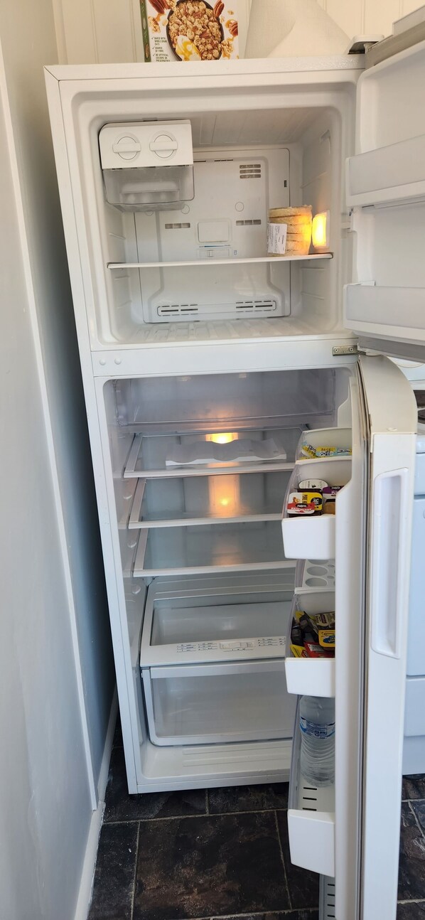 Interior - Golden Mt Rest Off Pepperina Lane, fully self-contained, sleeps 5 guests (Mount Morgan)