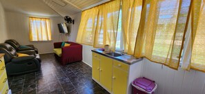 Living area - Golden Mt Rest Off Pepperina Lane, fully self-contained, sleeps 5 guests (Mount Morgan)