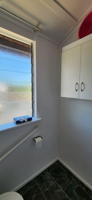Interior - Golden Mt Rest Off Pepperina Lane, fully self-contained, sleeps 5 guests (Mount Morgan)