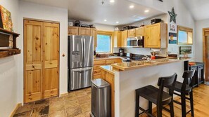 Kjøleskap, mikrobølgeovn, ovn og kokeplater