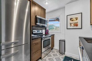 Kühlschrank, Mikrowelle, Ofen, Herdplatte