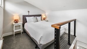 4 bedrooms, desk, WiFi, bed sheets