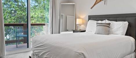 4 bedrooms, desk, WiFi, bed sheets