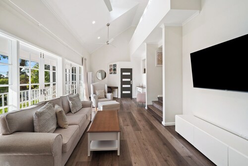 Sea Breeze at Forresters Beach: The Ultimate Coastal Getaway