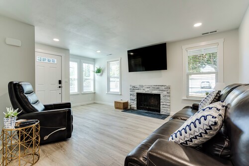 Fully Remodeled 2 Bedroom Home! Fantastic Central Location!