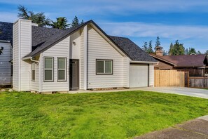 Exterior - Fully Remodeled 2 Bedroom Home! Fantastic Central Location! (Eugene)