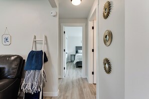 2 dormitoris, planxa i posts de planxar, wifi i roba de llit