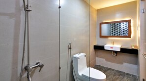 Chambre Standard double | Salle de bain | Douche, pomme de douche hydromassante, articles de toilette griffés