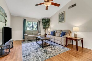 Smart TV - Boat & Fish From Private Dock on Gloriana Canal! Free Bikes & Over $125 of Free Daily Activities! (Cape Coral)