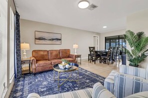 Smart TV - Boat & Fish From Private Dock on Gloriana Canal! Free Bikes & Over $125 of Free Daily Activities! (Cape Coral)