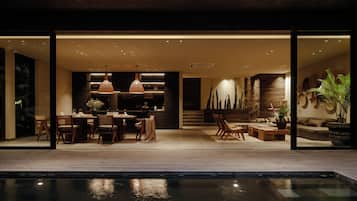 Vila exclusiva, 4 quartos, piscina particular | Área de estar | Smart TV 55 polegadas com canais a cabo