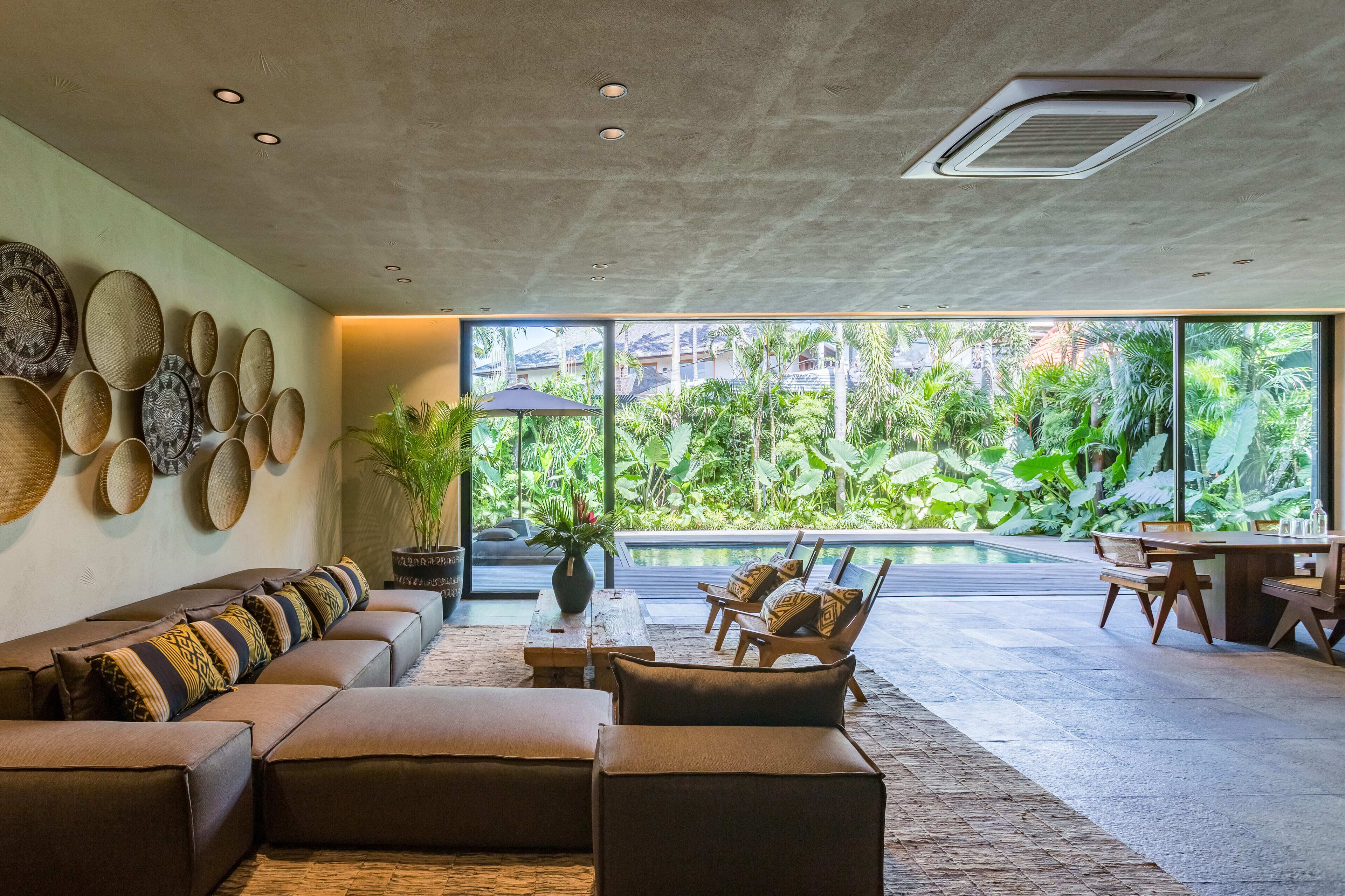 Villa exclusiva, 4 habitaciones, piscina privada | Zona de estar | Smart TV de 55 pulgadas con canales por cable
