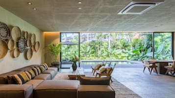 Vila exclusiva, 4 quartos, piscina particular | Área de estar | Smart TV 55 polegadas com canais a cabo