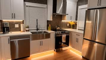Refrigerador, microondas, horno, placa de cocina