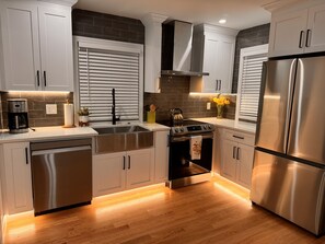 雪櫃、微波爐、焗爐、爐具