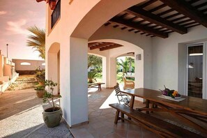 屋外ダイニングエリア