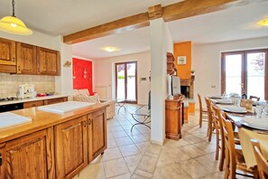 Frigorifero, microonde, lavastoviglie, tostapane