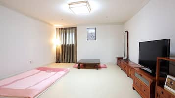Family Ondol Room | Blackout drapes, soundproofing, iron/ironing board, free WiFi