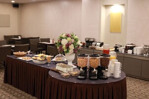Desayuno buffet diario (KRW 18000 por persona)