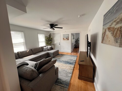 <br>Danvers spacious apt near Salem historic witch town Mall / Hospital 