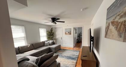 <br>Danvers spacious apt near Salem historic witch town Mall / Hospital