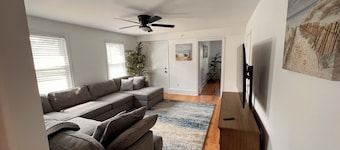 
Danvers spacious apt near Salem historic witch town Mall / Hospital 