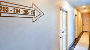 A hallway with directional arrows pointing to rooms numbered 203, 204, 205, and 206. - HANZ Minh Thu Hotel Tan Binh (Ho Chi Minh City)