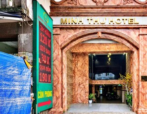 Minh Thu Hotel entrance with a sign indicating room rates and a directional arrow. - HANZ Minh Thu Hotel Tan Binh (Ho Chi Minh City)