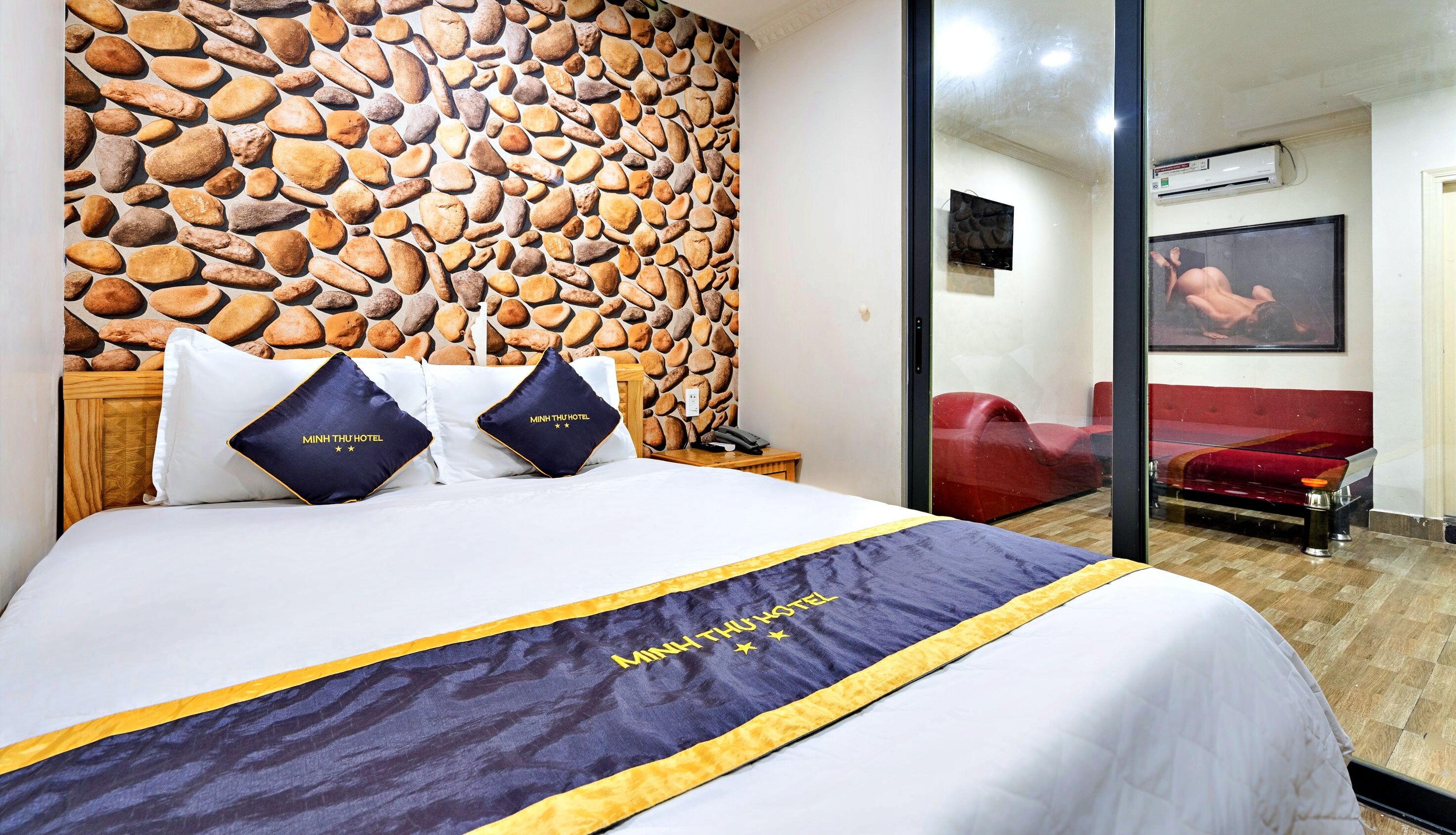 superior double room | hypo-allergenic bedding, memory-foam beds, minibar