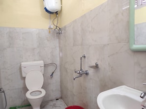 Shower, rainfall showerhead, free toiletries, slippers