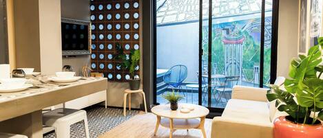 Una televisión, una oficina