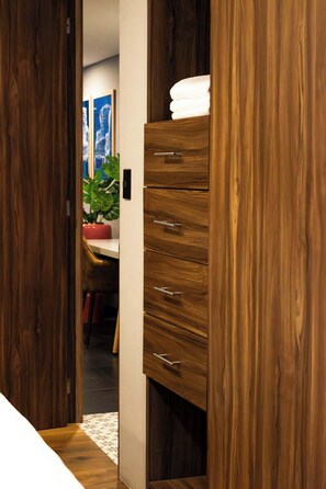 2 habitaciones, tabla de planchar con plancha, internet y ropa de cama 