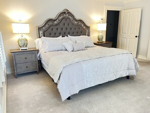 3 bedrooms, iron/ironing board, free WiFi, bed sheets - Elegant Home, two blocks to The Square and walk to The Vaught (Oxford)