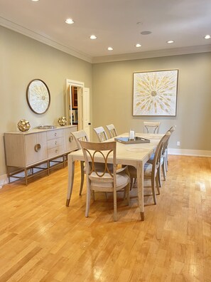 Dining - Elegant Home, two blocks to The Square and walk to The Vaught (Oxford)