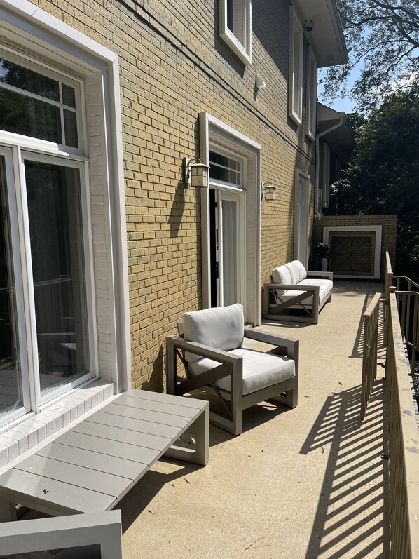 Terrace/patio - Elegant Home, two blocks to The Square and walk to The Vaught (Oxford)