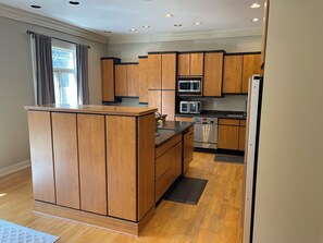 Fridge, microwave, oven, stovetop - Elegant Home, two blocks to The Square and walk to The Vaught (Oxford)