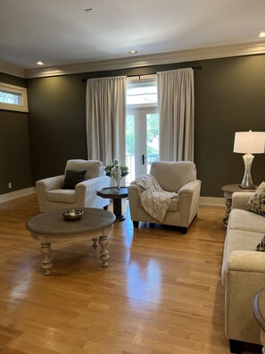 Smart TV, fireplace - Elegant Home, two blocks to The Square and walk to The Vaught (Oxford)