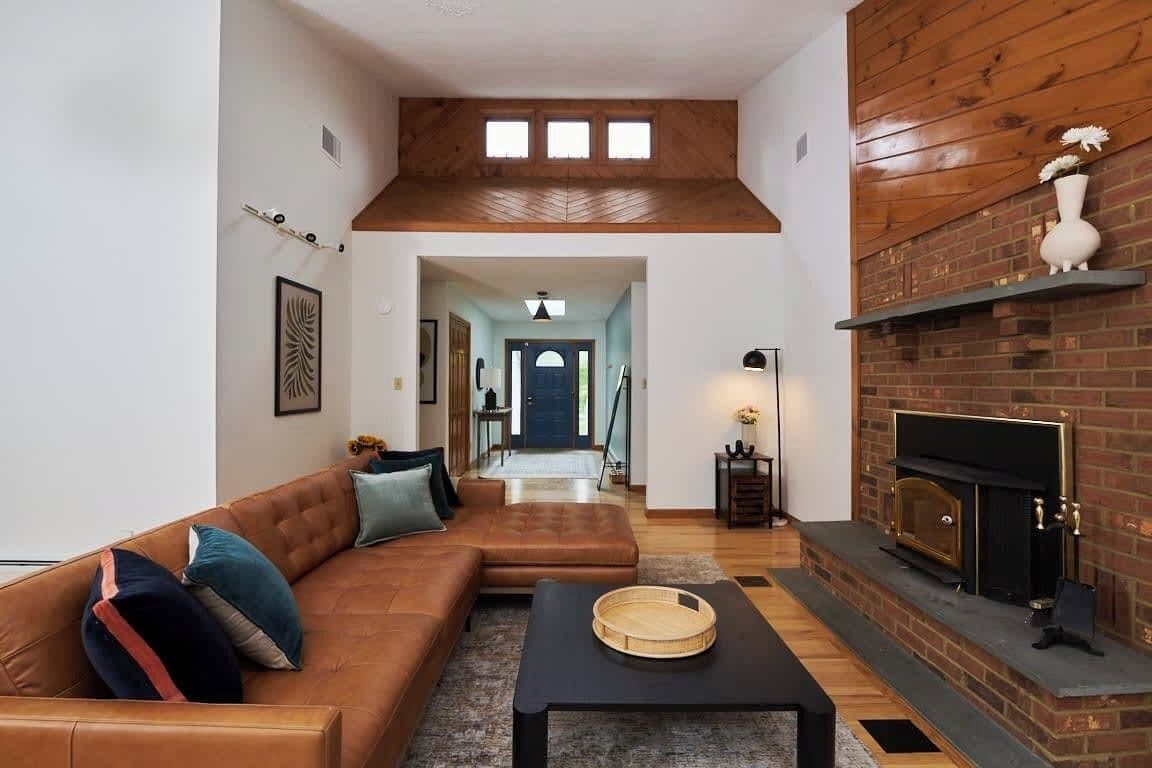 Televisión, chimenea, oficina