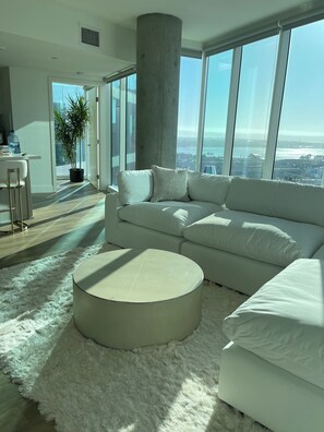 TV connectée, cheminée, jeux vidéo, baby-foot